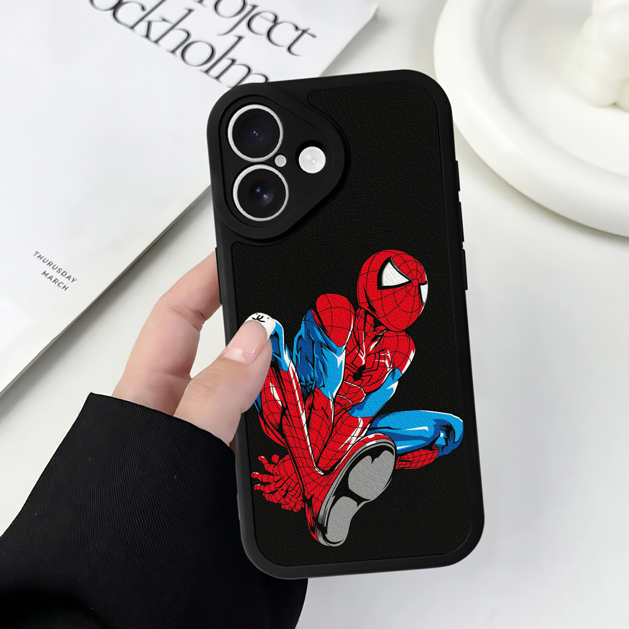 （画像用） アベンジャーズ The Avengers 【iPhone 16シリーズ対応】シリコンスマホケース（レザー調） 材質：シリコン